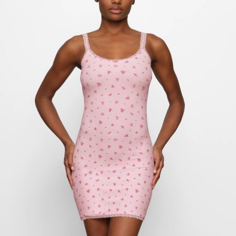 🌺 SKIMS Soft Lounge Lace Slip Dress
